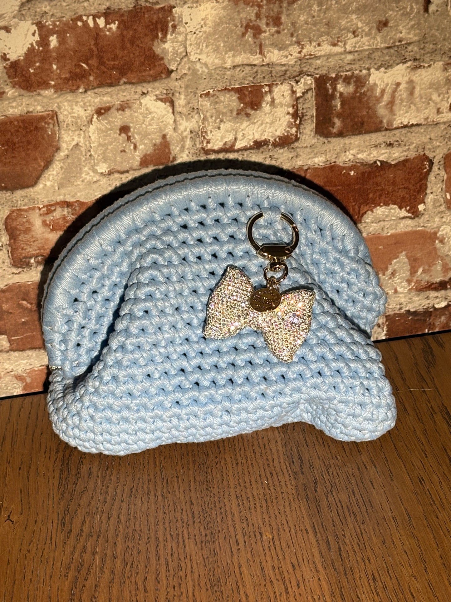 Lyseblå heklet clutch med glitter-sløyfe