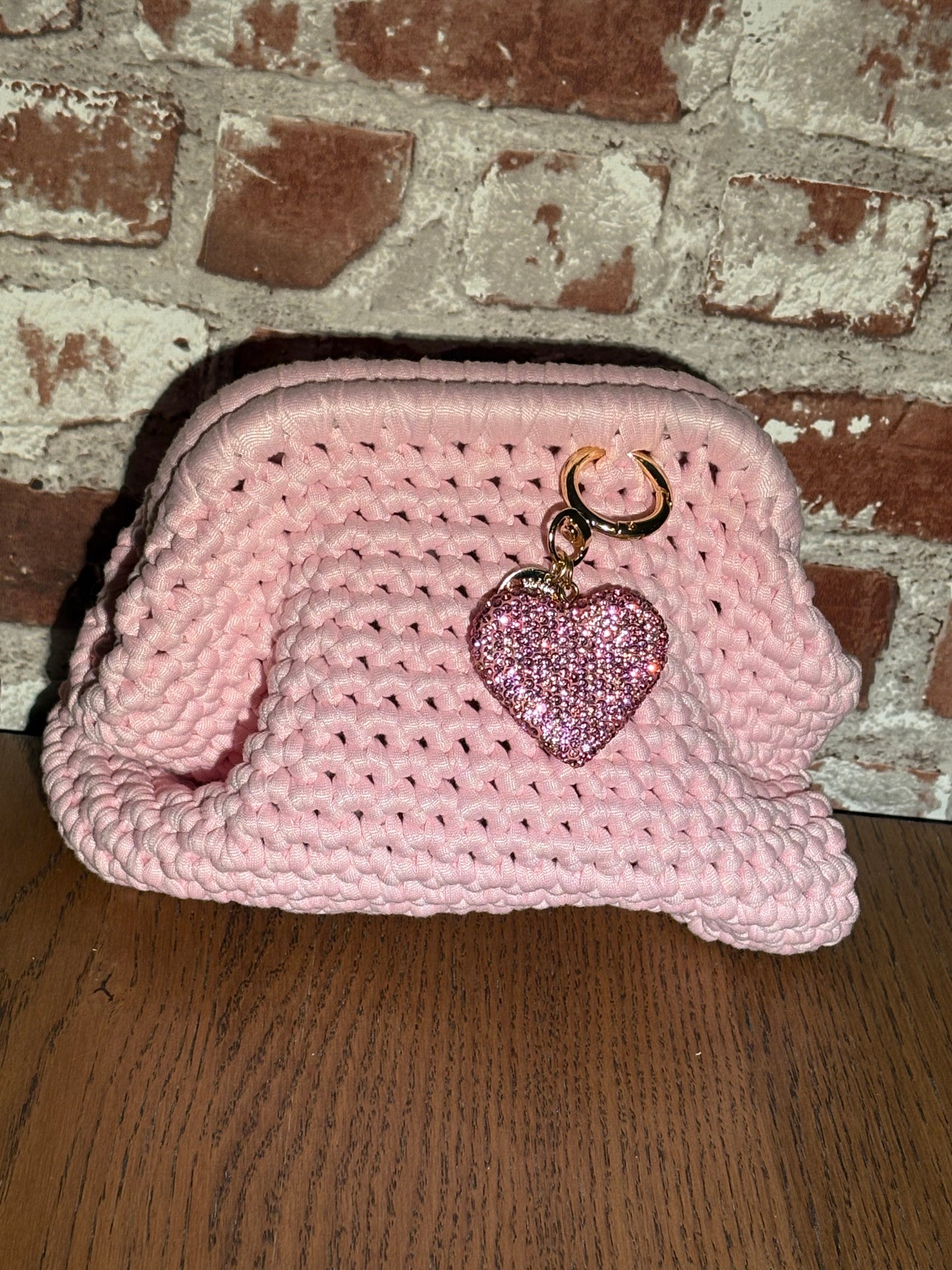 Rosa heklet clutch med glitter-hjerte