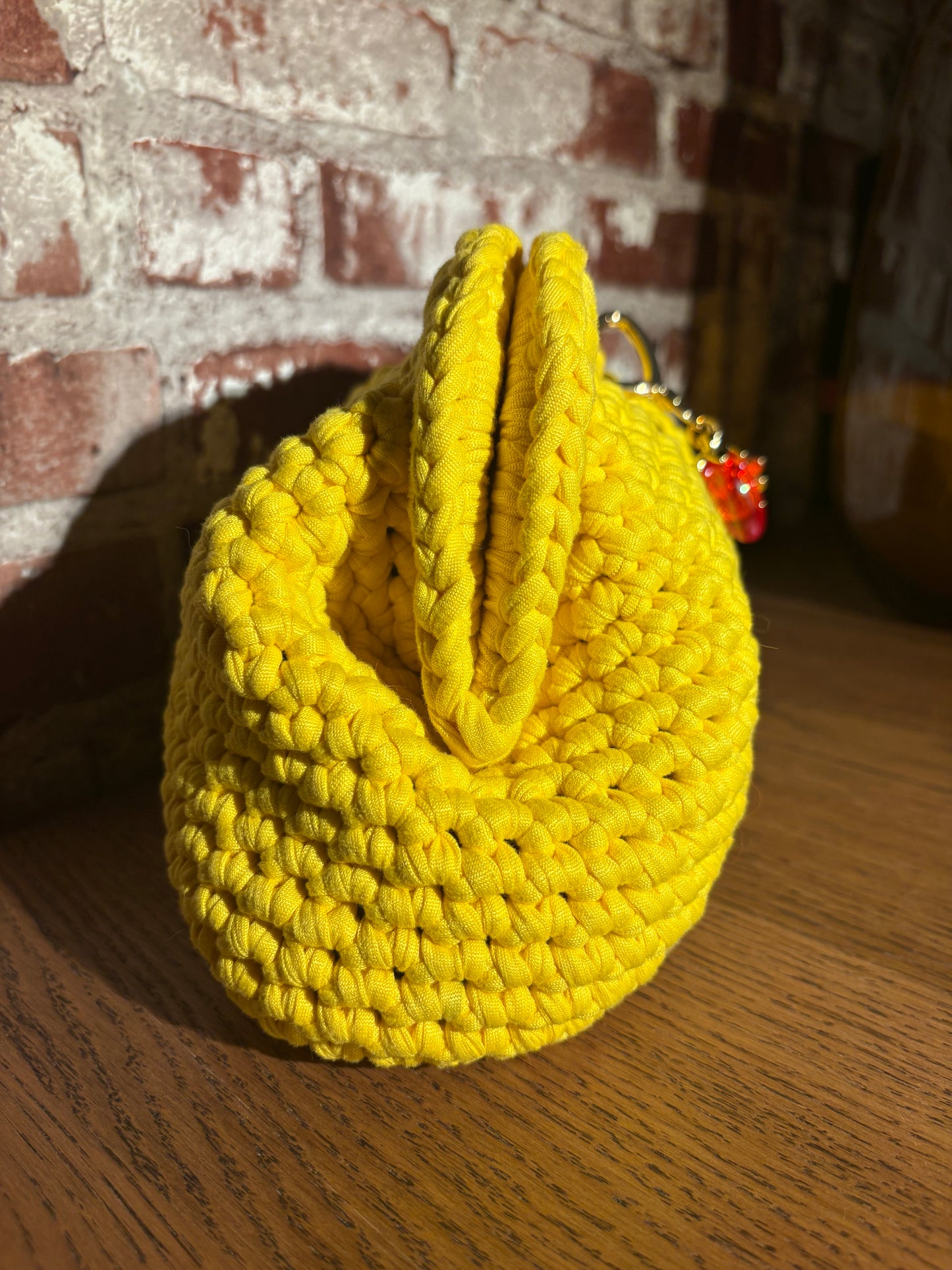 đ Gul heklet veske â âSolskinn & JordbĂŠrâđ