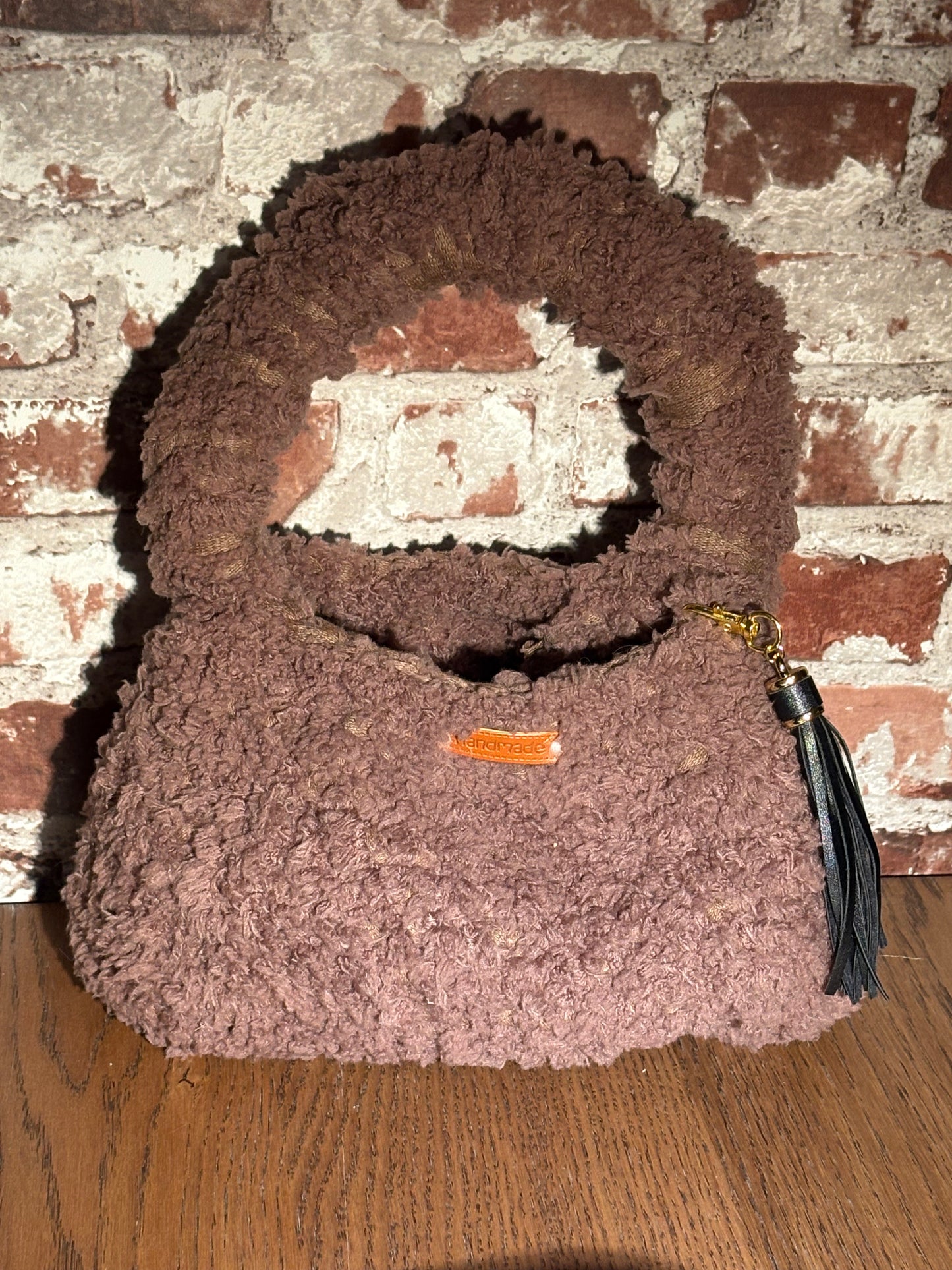 Brun fluffy håndlaget veske med hank og dusk