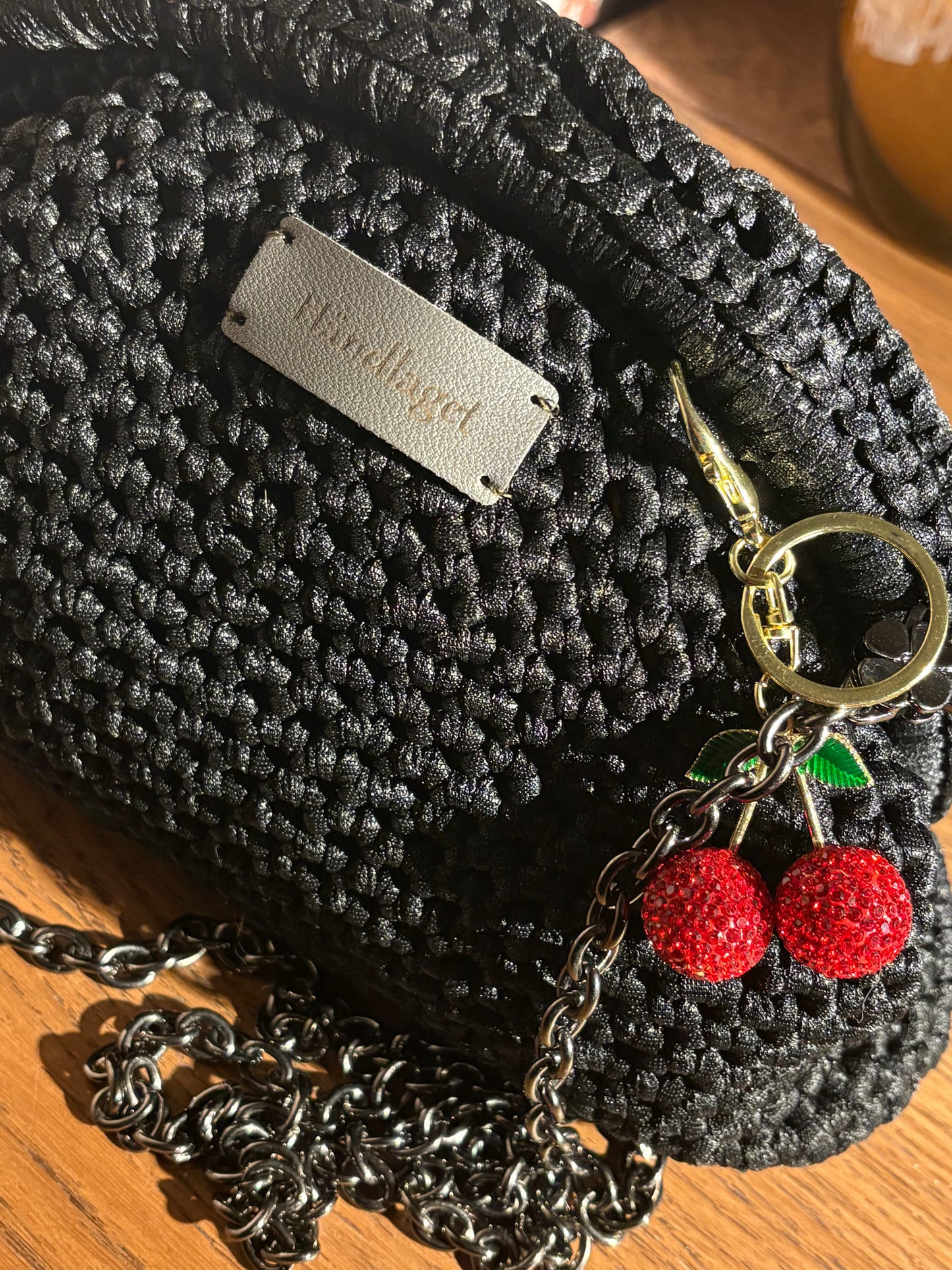 Sort veske med kirsebæranheng