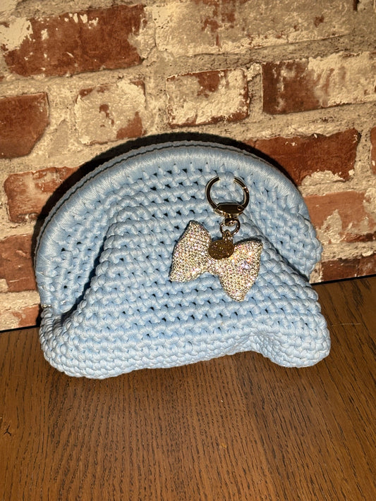 Lyseblå heklet clutch med glitter-sløyfe