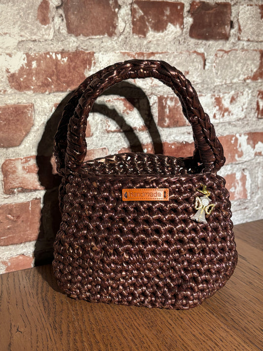 Brun mini-cocktailveske – Classy, praktisk og skikkelig sjarmerende