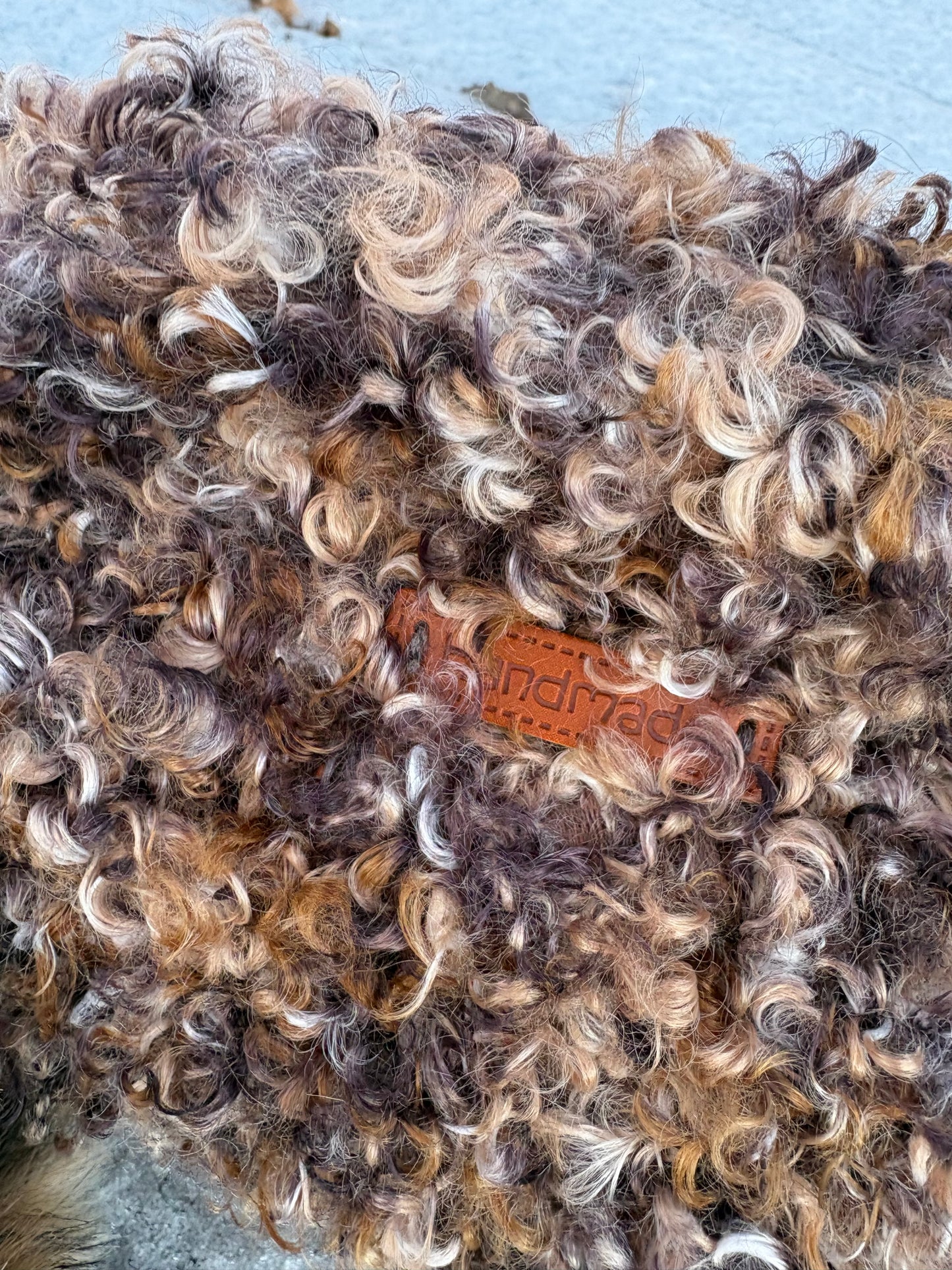 Brun krøllete clutch med pels-dusk - brownie curls