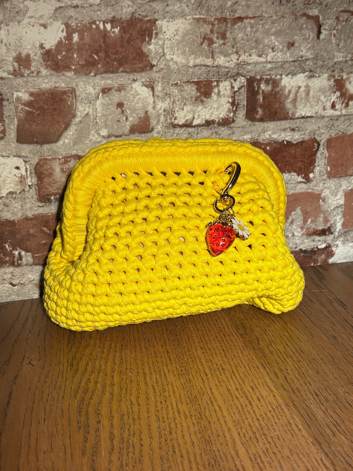 💛 Gul heklet veske – “Solskinn & Jordbær”🍓