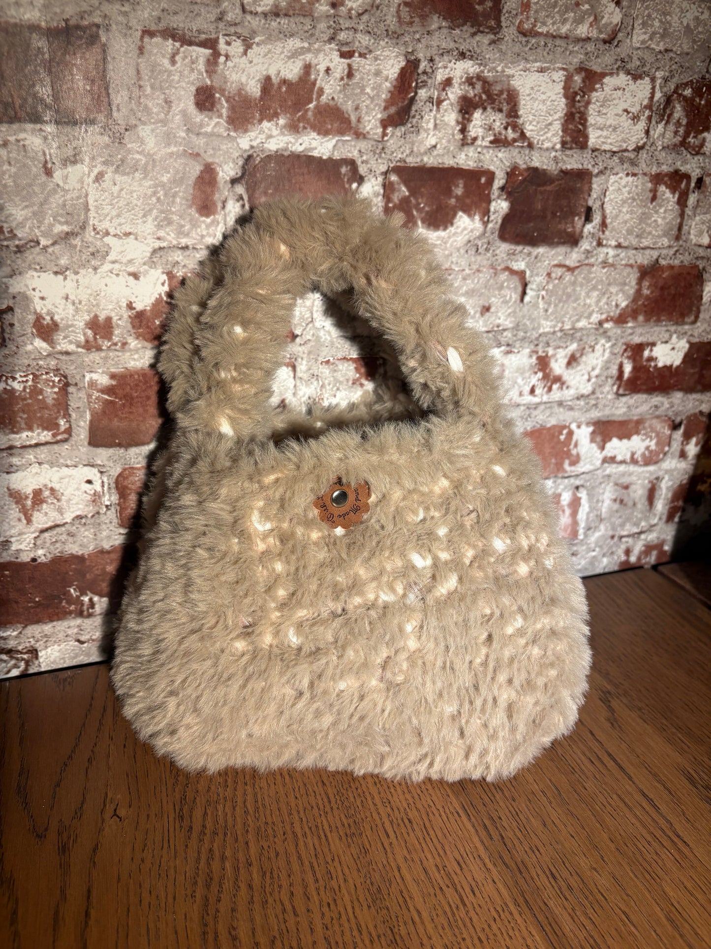 🤎 Fluffy beige veske – “Pelskos i Hverdagen”