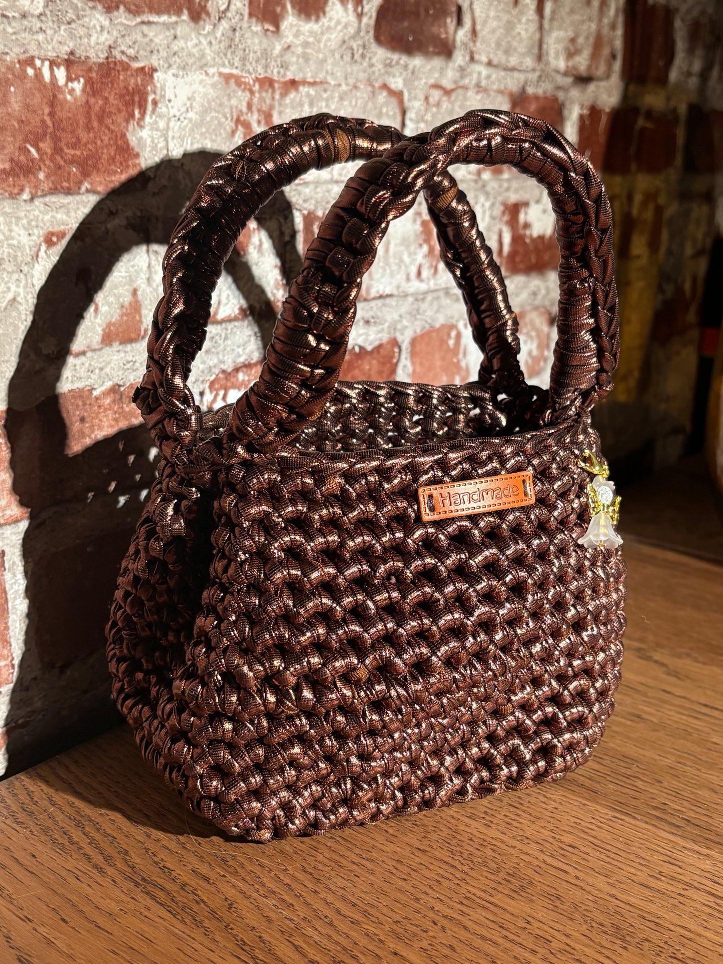 Brun mini-cocktailveske – Classy, praktisk og skikkelig sjarmerende