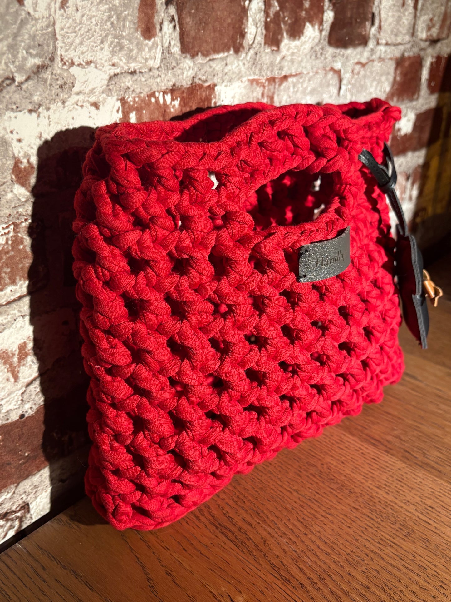 ❤️ Håndlaget rød veske – “Rødglødende Favoritt”