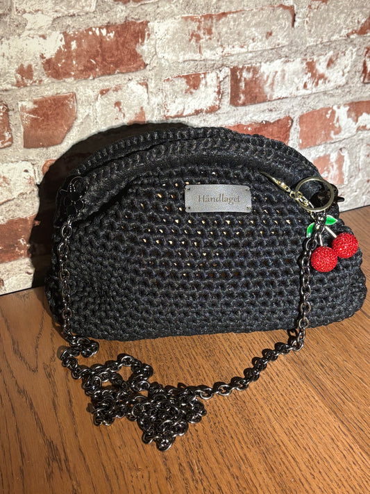 Sort veske med kirsebæranheng