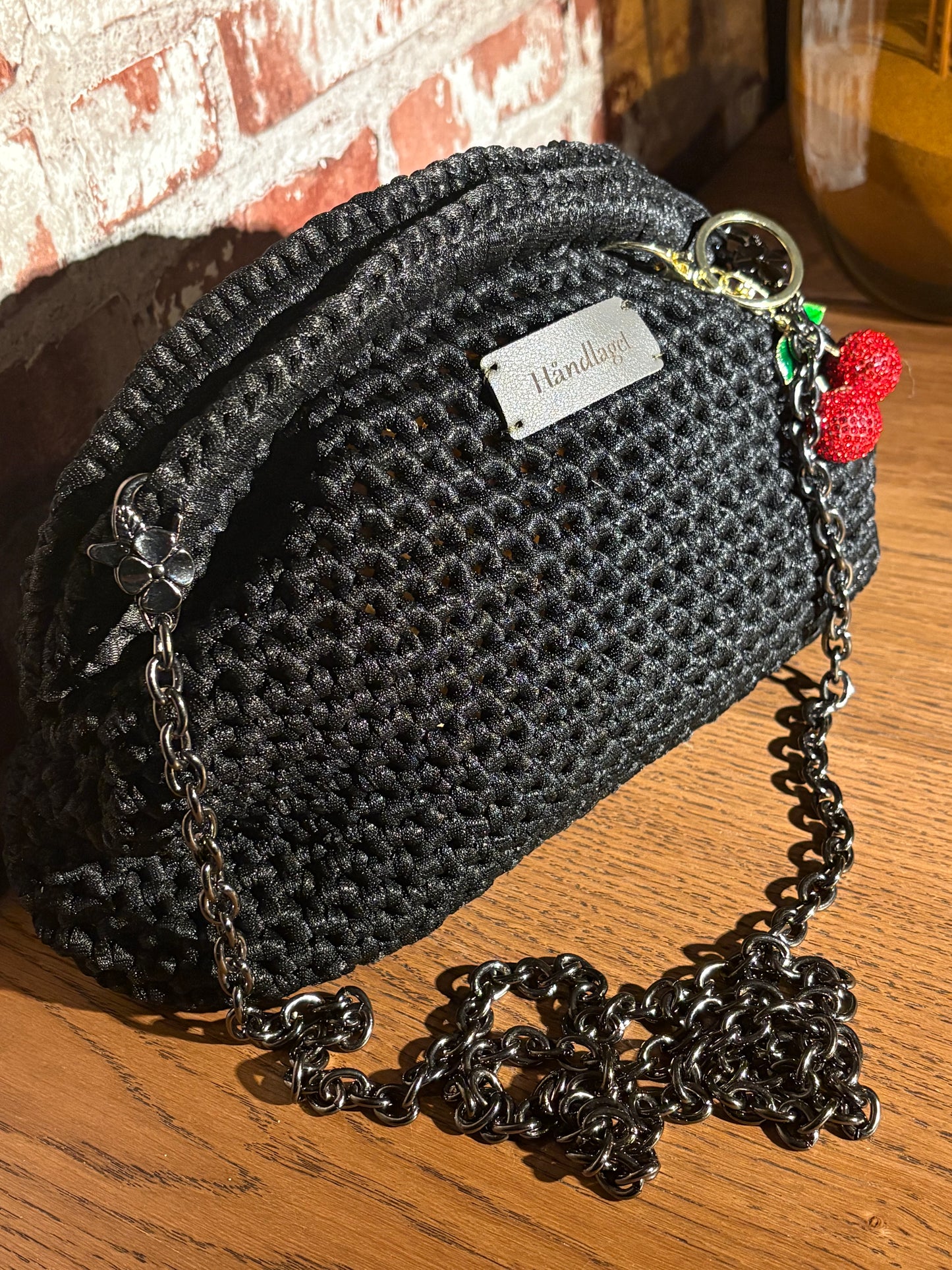 Sort veske med kirsebæranheng