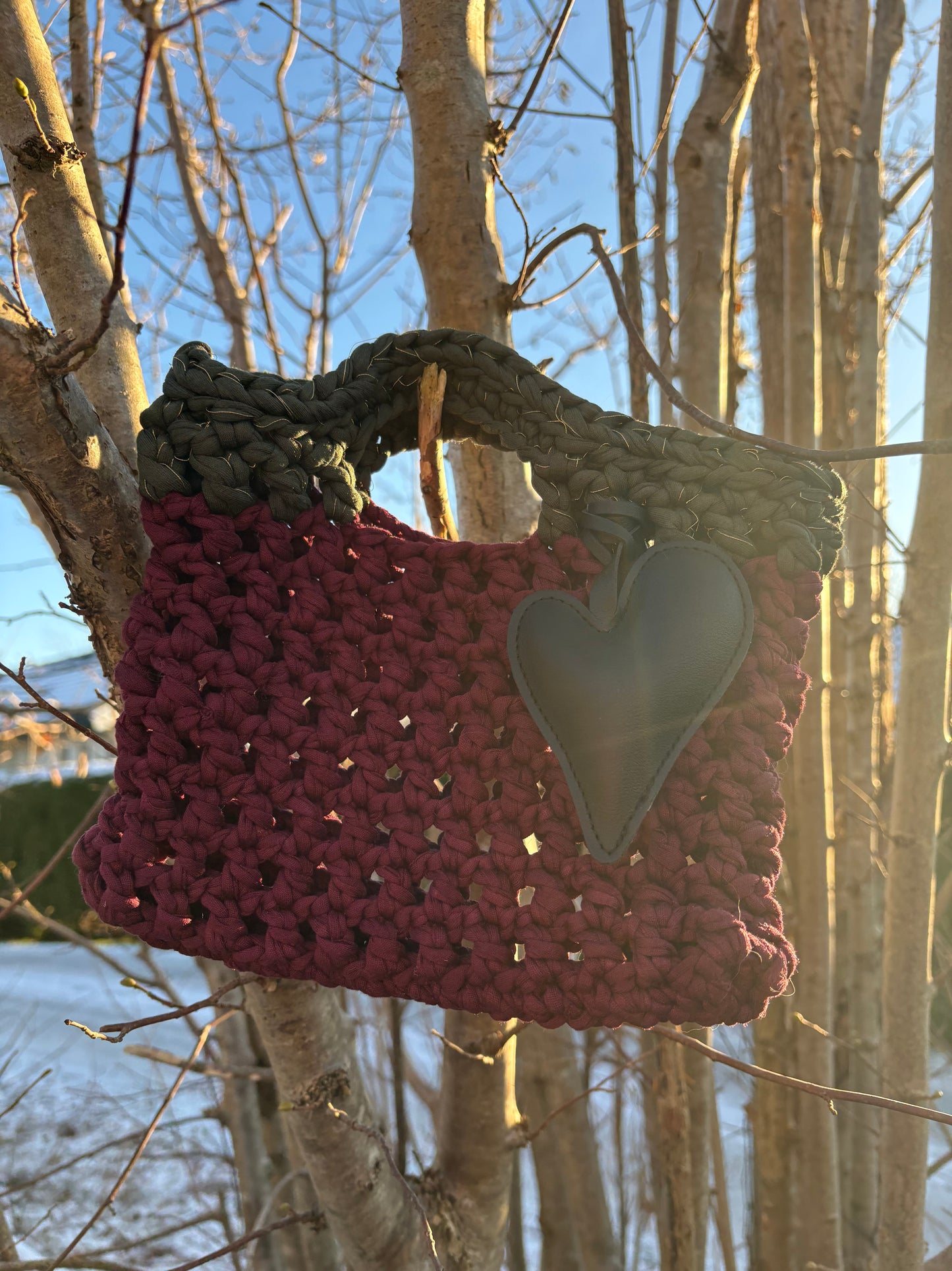 Hjertevarm - Heklet veske i bordeaux og grønn