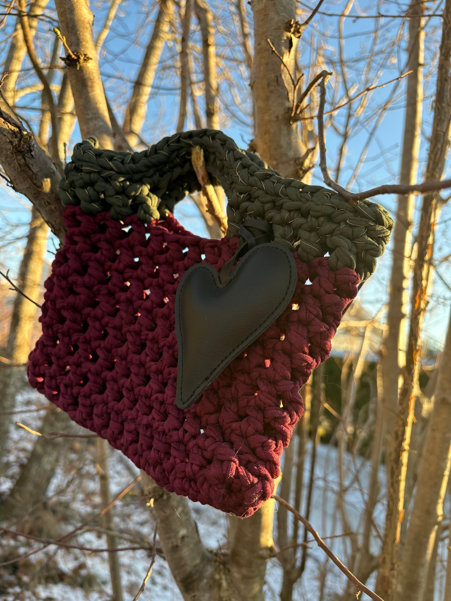 Hjertevarm - Heklet veske i bordeaux og grønn