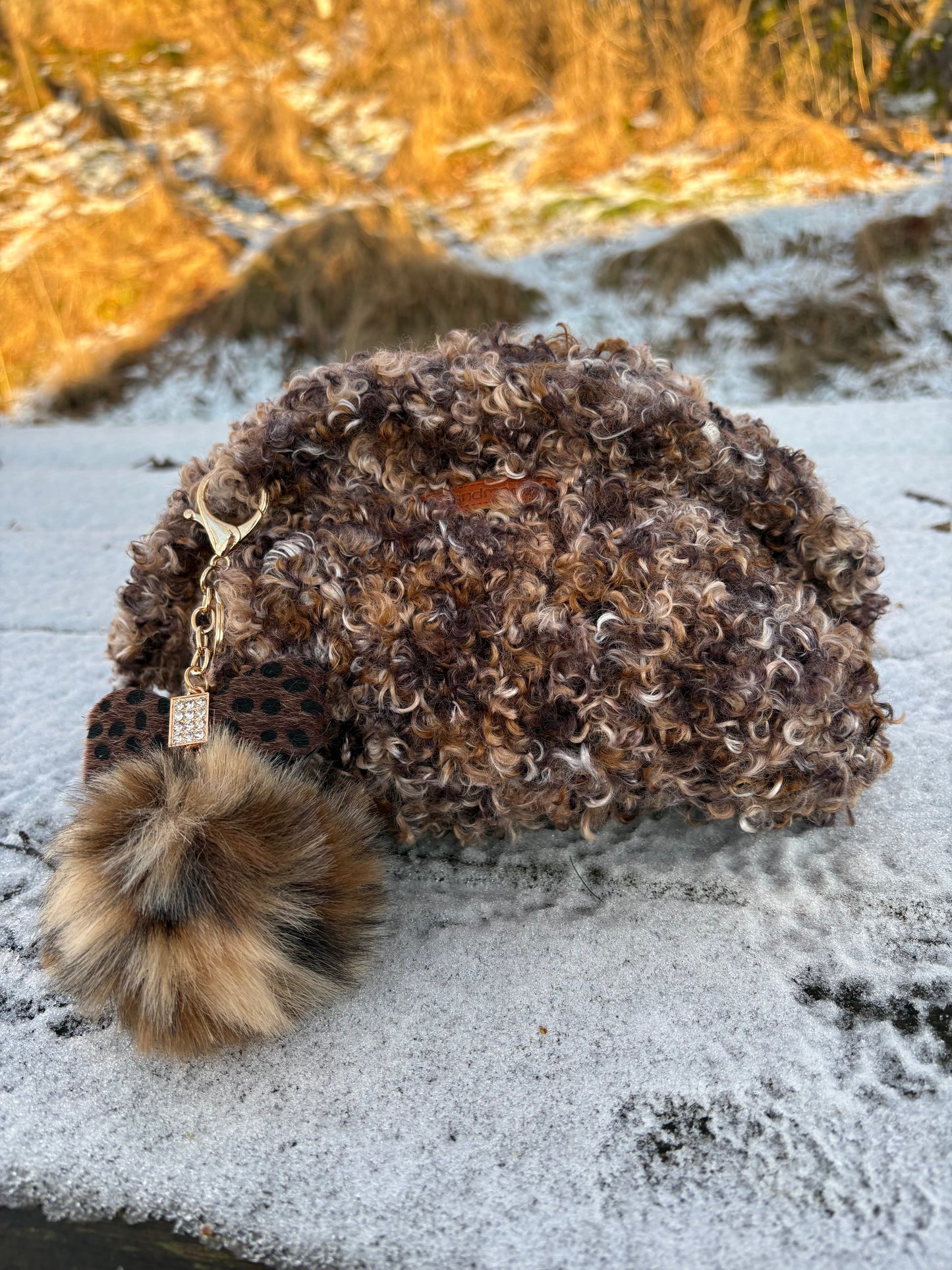 Brun krøllete clutch med pels-dusk - brownie curls