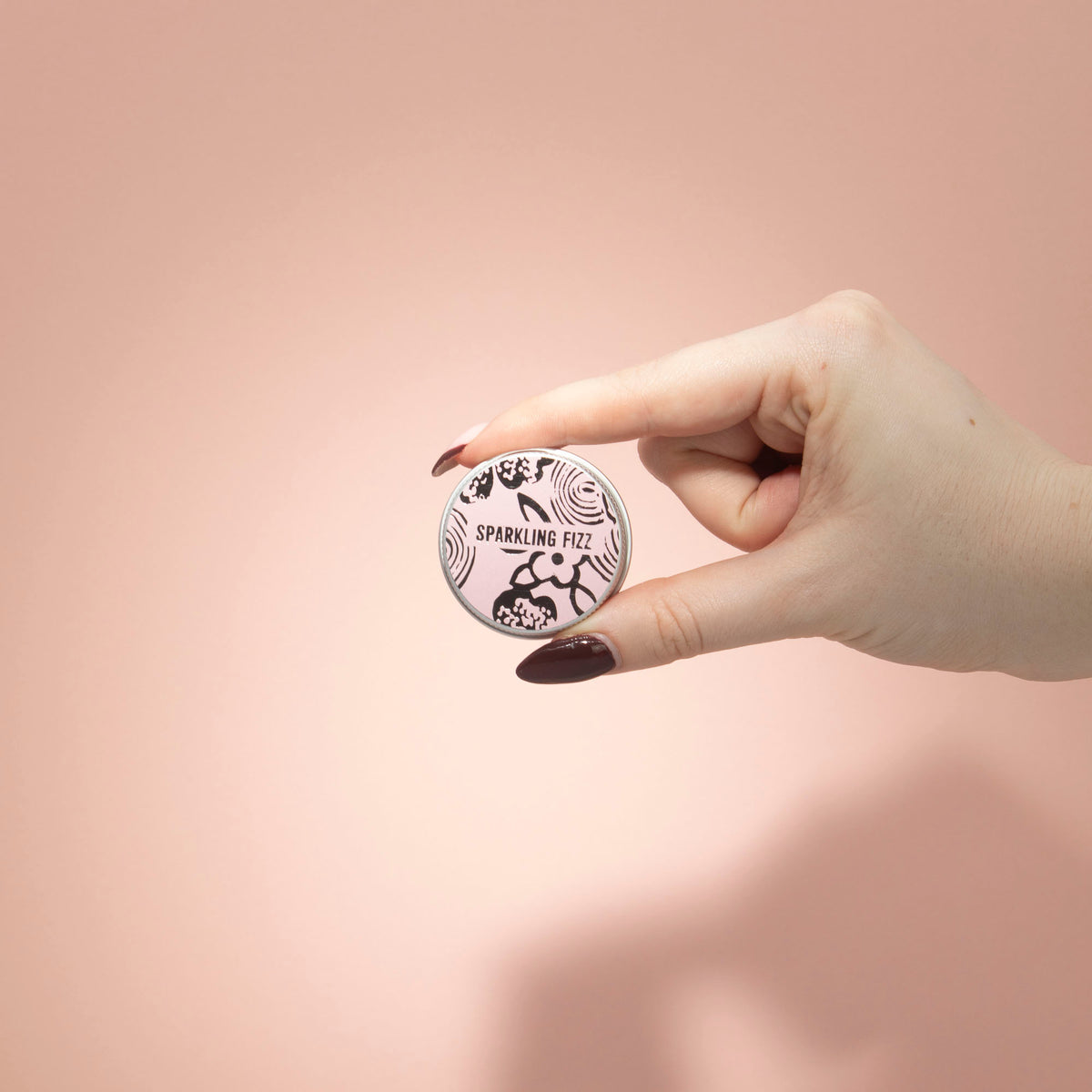 Agnes + Cat leppepomade – Sparkling Fizz – størrelse vist i hånden