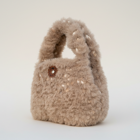 🤎 Fluffy beige veske – “Pelskos i Hverdagen”
