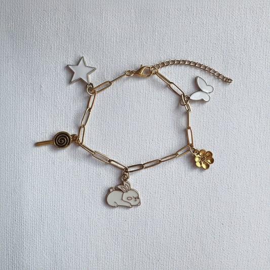 Charmsarmbånd i hvitt og gull