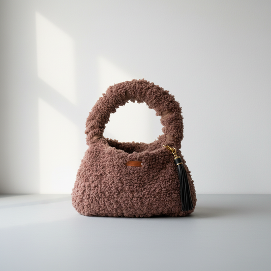 Brun fluffy håndlaget veske med hank og dusk